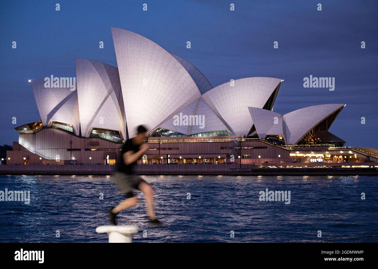 Sydney, Australie . 14 août 2021. (210814) -- SYDNEY, le 14 août 2021 (Xinhua) -- UN homme s'exerce près de l'Opéra de Sydney, à Sydney, en Australie, le 14 août 2021. L'État australien de Nouvelle-Galles du Sud (Nouvelle-Galles du Sud), le plus touché par l'épidémie actuelle de COVID-19 dans le pays, a signalé 466 nouveaux cas locaux samedi, un nouveau pic et une augmentation de près de 20 pour cent par rapport aux 390 cas de vendredi. Face à la détérioration de la situation, les autorités ont annoncé quelques restrictions plus sévères. À partir de lundi, le rayon de circulation des résidents du Grand Sydney et des environs a été réduit de 10 km à 5 km à compter du août Banque D'Images