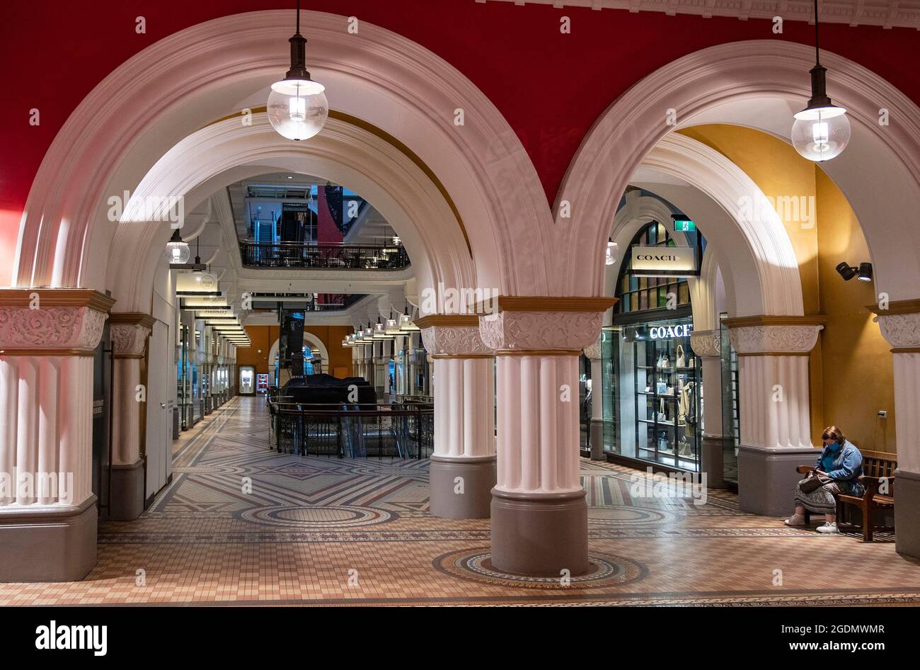 Sydney, Australie . 14 août 2021. (210814) -- SYDNEY, le 14 août 2021 (Xinhua) -- UNE femme est dans un centre commercial à Sydney, en Australie, le 14 août 2021. L'État australien de Nouvelle-Galles du Sud (Nouvelle-Galles du Sud), le plus touché par l'épidémie actuelle de COVID-19 dans le pays, a signalé 466 nouveaux cas locaux samedi, un nouveau pic et une augmentation de près de 20 pour cent par rapport aux 390 cas de vendredi. Face à la détérioration de la situation, les autorités ont annoncé quelques restrictions plus sévères. À partir de lundi, le rayon de circulation des résidents du Grand Sydney et des environs a été réduit de 10 km à 5 km à partir d'août 21, peo Banque D'Images