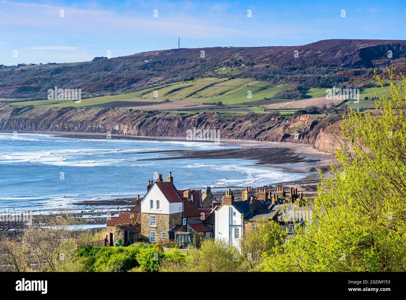 Vue sur Robin Hood Bay, North Yorkshire, depuis le sommet du village, le matin du printemps. Banque D'Images