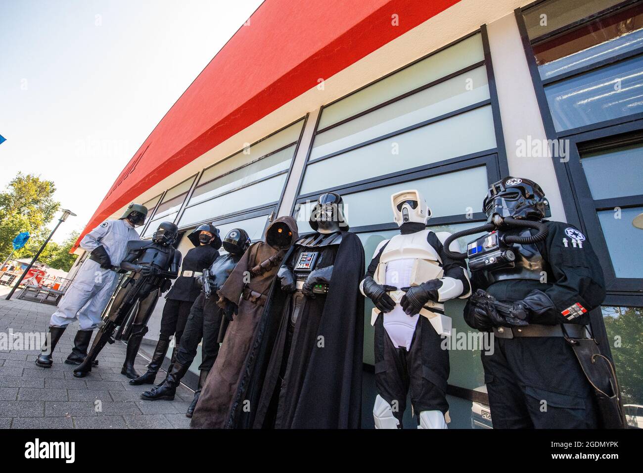 Duisburg, Allemagne. 14 août 2021. Les acteurs en costumes de la série de films Star Wars se tiennent devant le Centre de vaccination de Duisburg. Les enfants peuvent prendre leur photo avec les volontaires cinématiquement costumés après la vaccination. Crédit : Lino Mirgeler/dpa/Alay Live News Banque D'Images