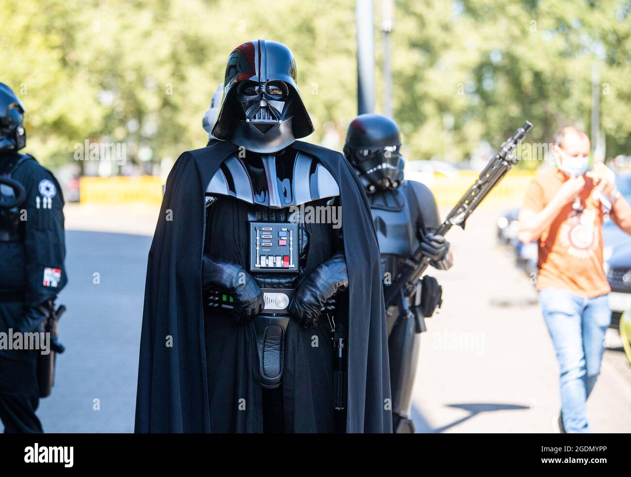 Duisburg, Allemagne. 14 août 2021. Les acteurs en costumes de la série de films Star Wars se tiennent devant le Centre de vaccination de Duisburg. Les enfants peuvent prendre leur photo avec les volontaires cinématiquement costumés après la vaccination. Crédit : Lino Mirgeler/dpa/Alay Live News Banque D'Images