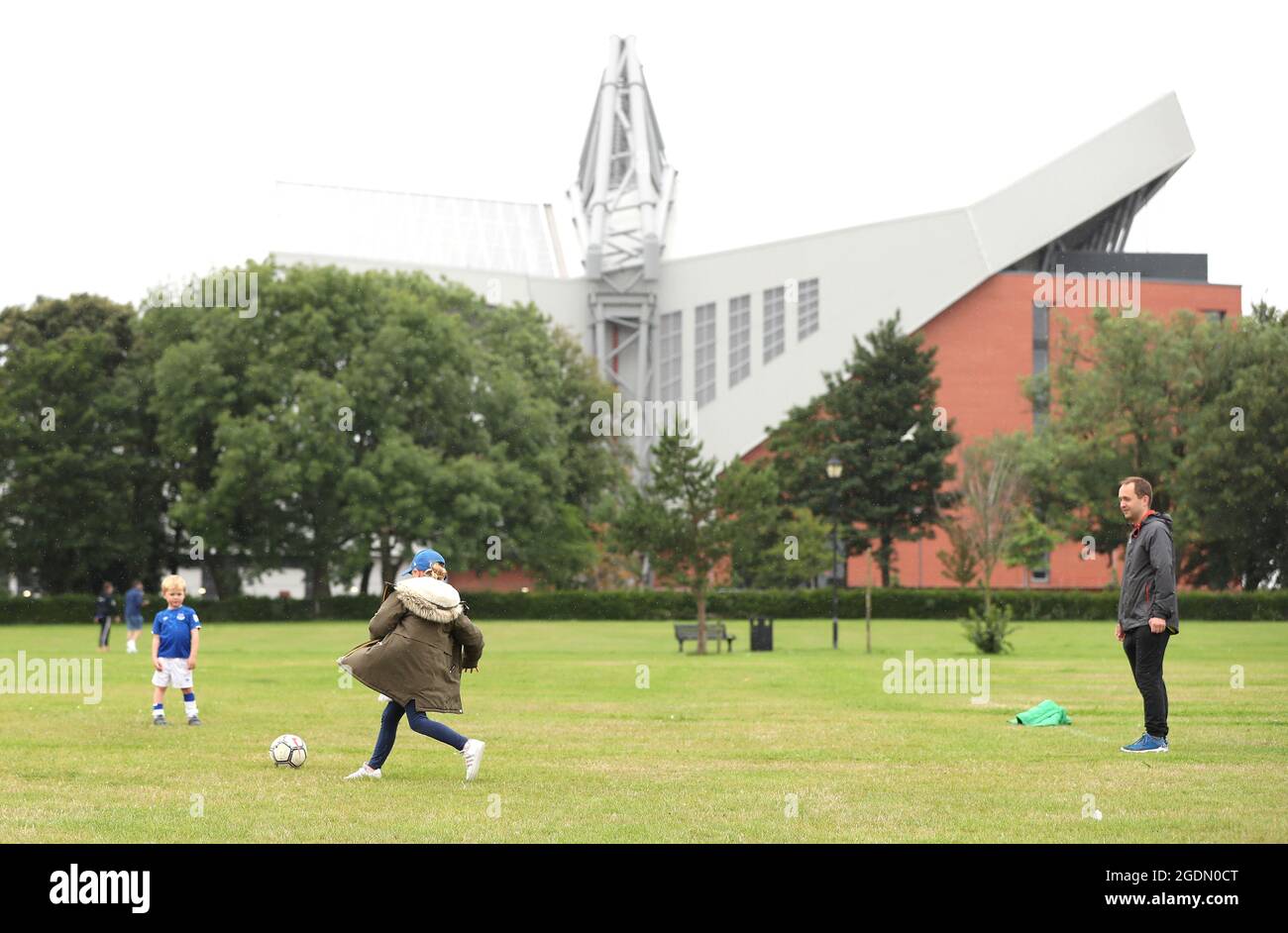 Les jeunes fans d'Everton jouent dans le parc avec le stade Anfield de Liverpool en arrière-plan avant le match de la Premier League à Goodison Park, Liverpool. Date de la photo: Samedi 14 août 2021. Banque D'Images