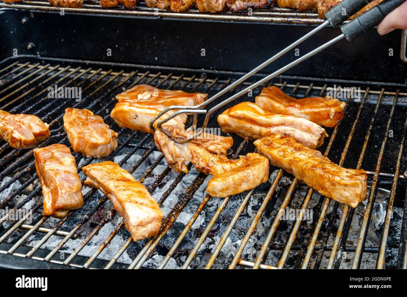 Viande de porc sur un barbecue au charbon de bois. Banque D'Images