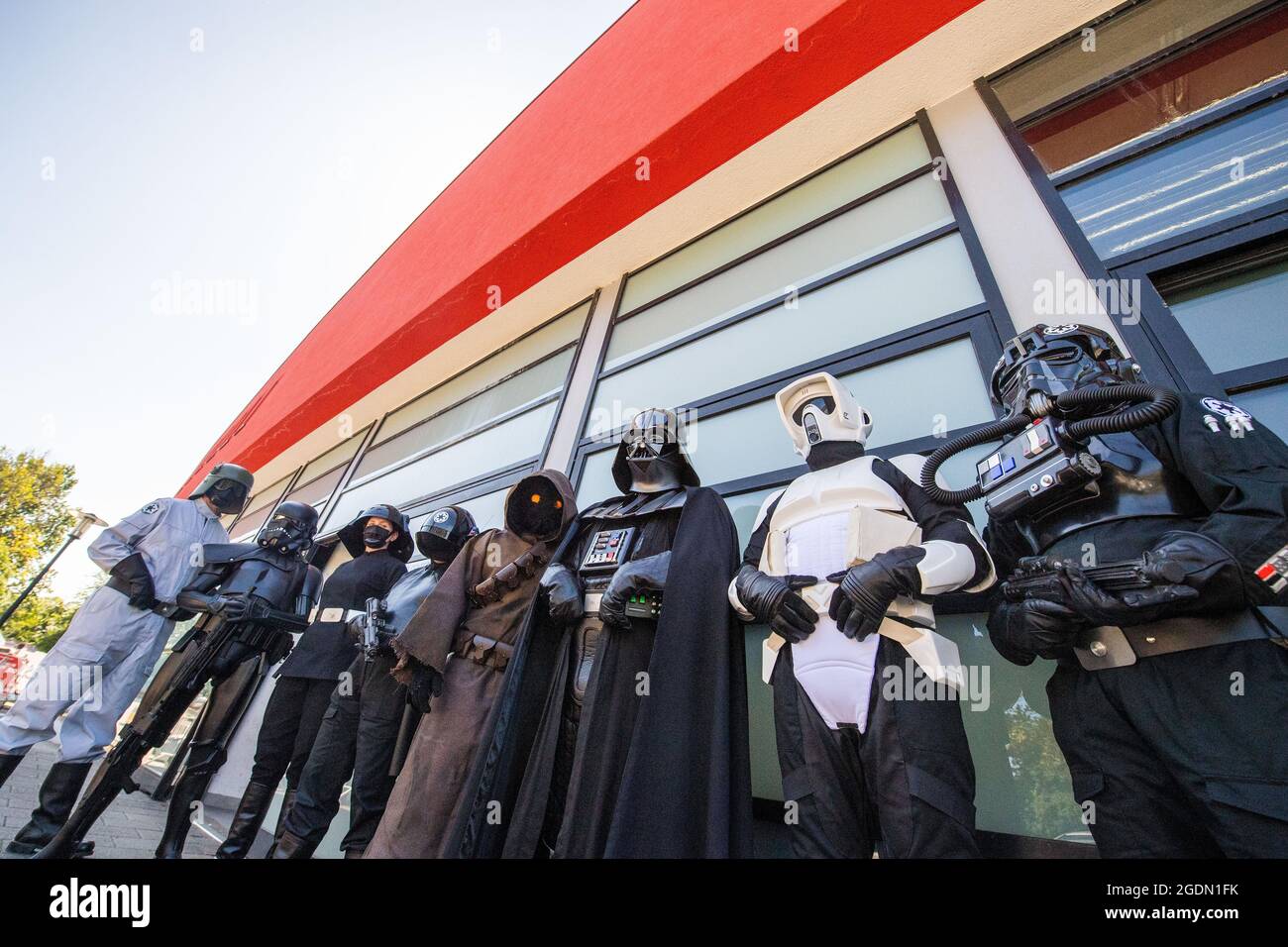 Duisburg, Allemagne. 14 août 2021. Les acteurs en costumes de la série de films Star Wars se tiennent devant le Centre de vaccination de Duisburg. Les enfants peuvent prendre leur photo avec les volontaires cinématiquement costumés après la vaccination. Crédit : Lino Mirgeler/dpa/Alay Live News Banque D'Images