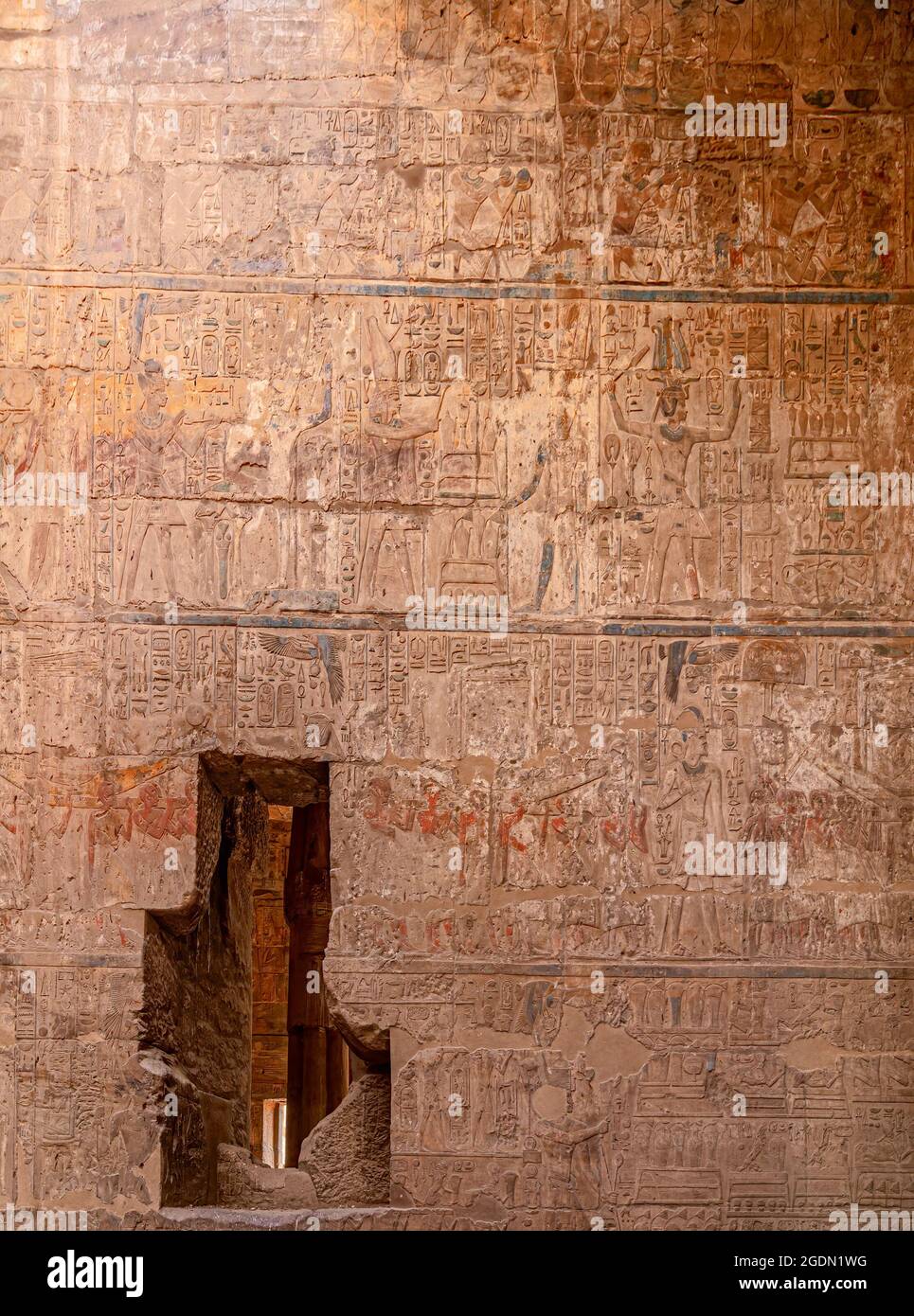 Hiéroglyphes polychromatiques dans les ruines du Temple de Louxor, complexe de temples égyptiens situé dans la ville de Louxor, les Thébes antiques. Banque D'Images