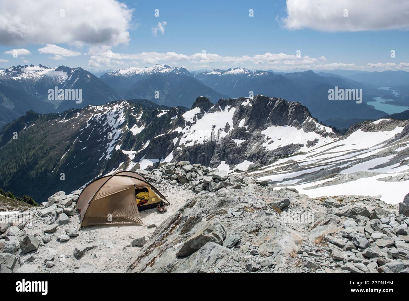 Une tente au-dessus du lac Baker dans le parc national de North Cascades Banque D'Images