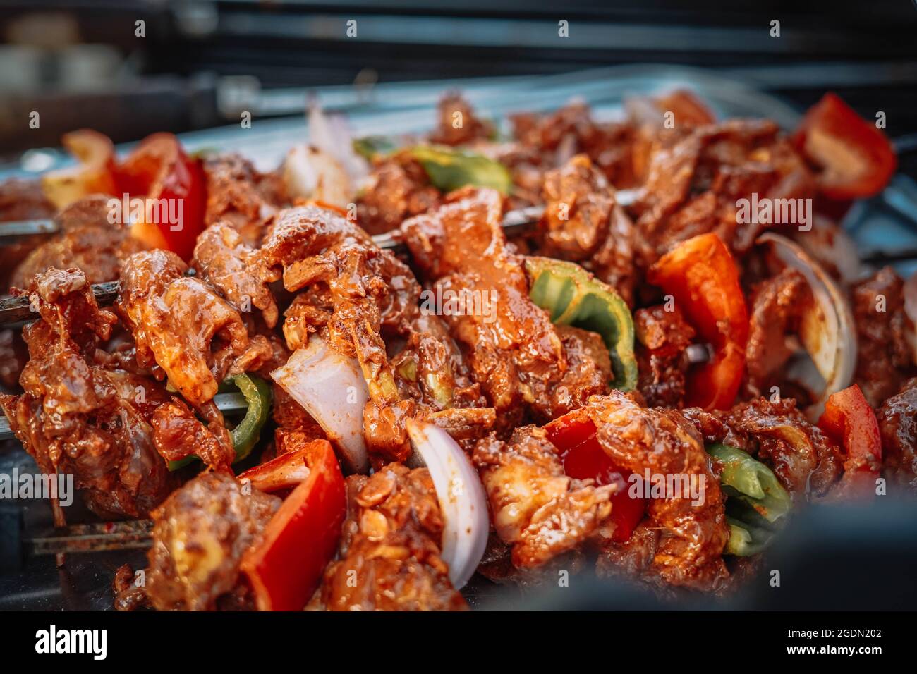 Brochette de bœuf à l'oignon, aux poivrons et au curry indien Banque D'Images