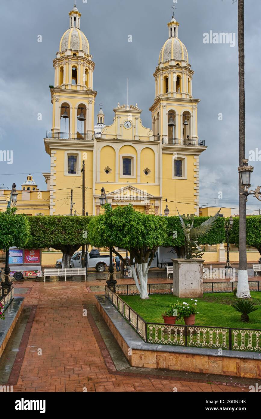 Une église dans le jardin principal de la place de l'Union de Tula, Jalisco Banque D'Images