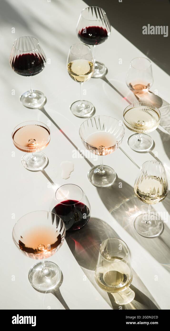 Vin blanc, rouge et rose en verres sur fond blanc avec nuances Banque D'Images