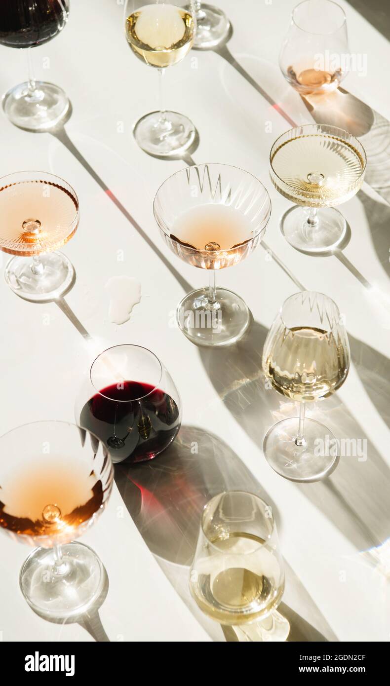 Vin blanc, rouge et rose en verres sur fond blanc avec nuances Banque D'Images