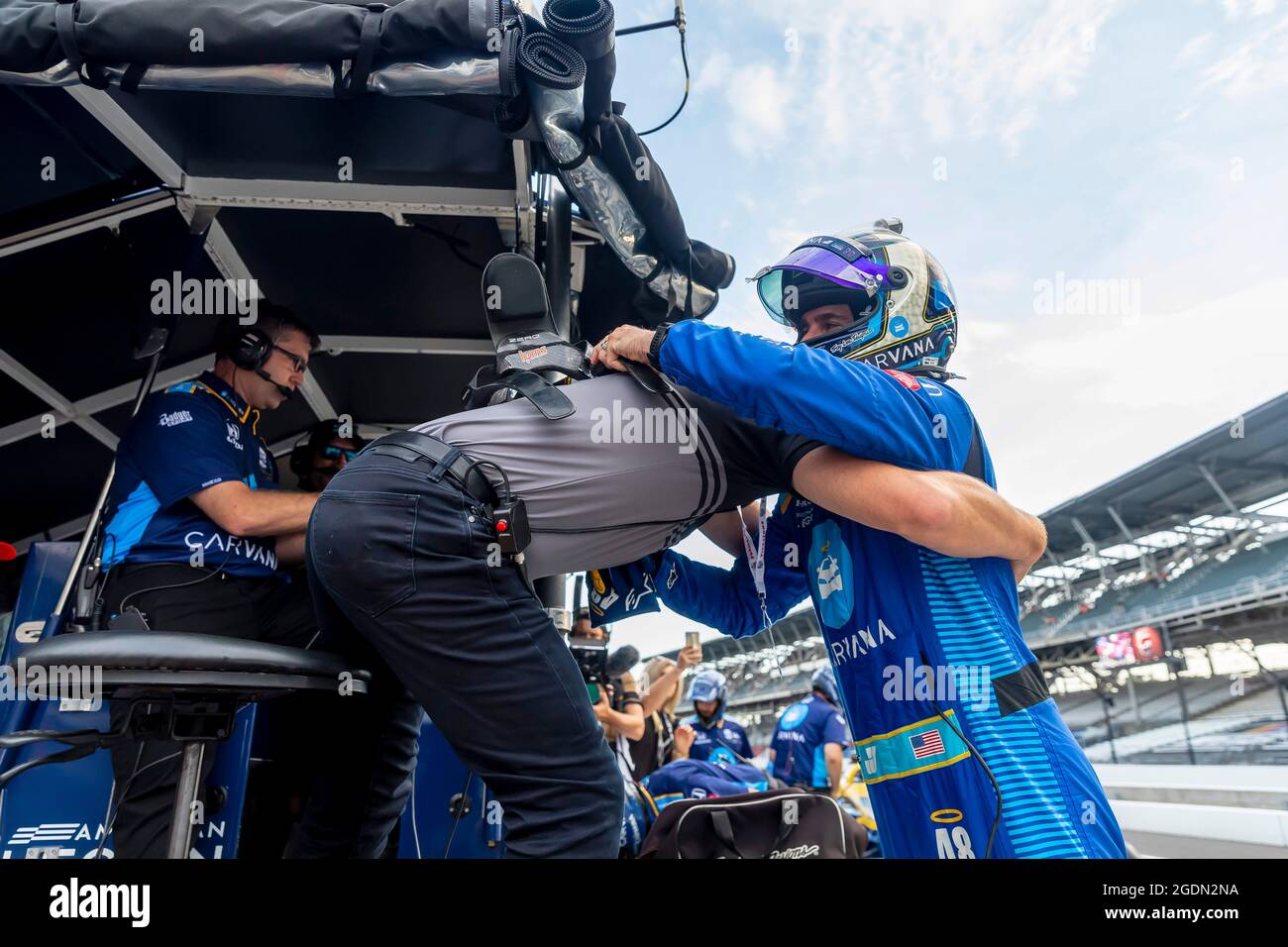 Indianapolis, Indiana, États-Unis. 13 août 2021. L'ancien chef de l'équipage, Chad Knauss, observe son ami JIMMIE JOHNSON (R) (48) des États-Unis alors qu'il se prépare à se qualifier pour le Grand Prix Big machine Spiked Coopers au circuit automobile d'Indianapolis, Indiana. (Credit image: © Colin J Mayr Grindstone Media GR/ASP via ZUMA Press Wire) Credit: ZUMA Press, Inc./Alay Live News Banque D'Images