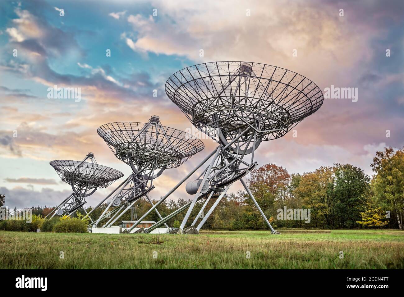 Les pays-Bas, Hooghalen, Westerbork Synthesis radio télescopes (WSRT) exploités par ASTRON. Les puissants télescopes radio utilisent une technique appelée 'APE Banque D'Images