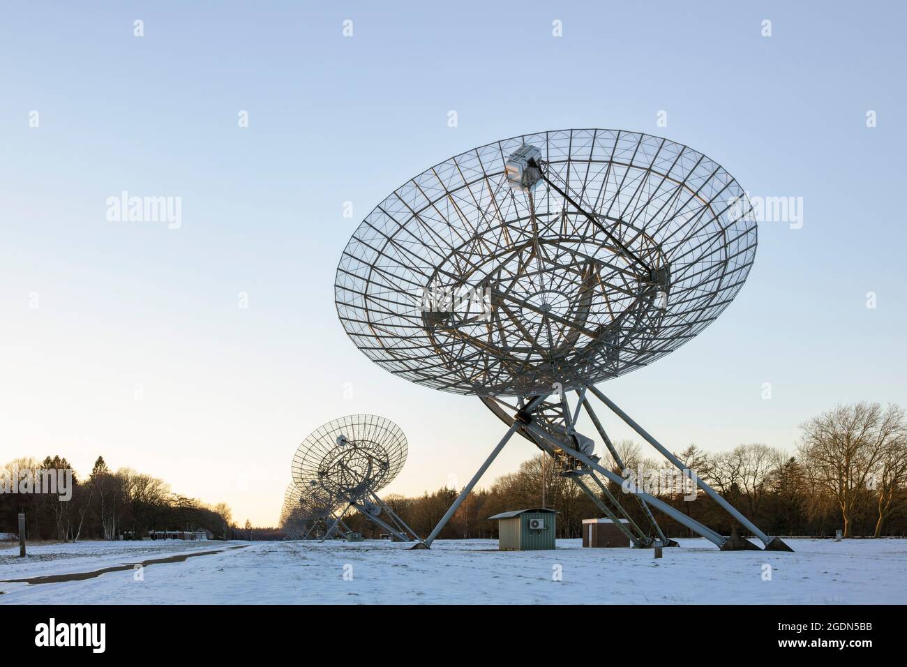 Les pays-Bas, Hooghalen, Westerbork Synthesis radio télescopes (WSRT) exploités par ASTRON. Les puissants télescopes radio utilisent une technique appelée 'APE Banque D'Images