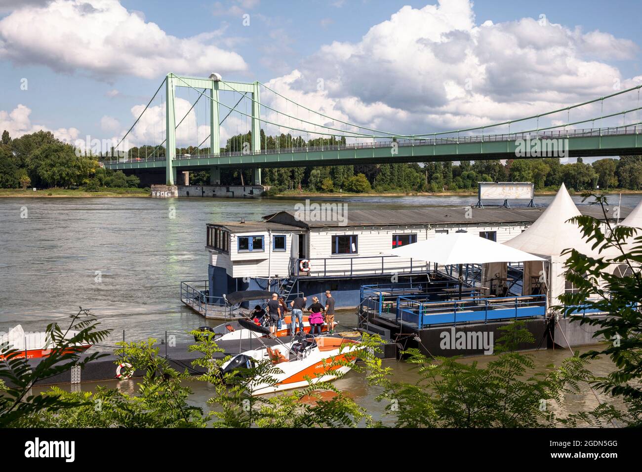 Le paty navire Rhein Roxy sur le bak du Rhin près du pont Rodenkirchener, Cologne, Allemagne. das Party-Schiff Rhein Roxy am Rheinufer Banque D'Images