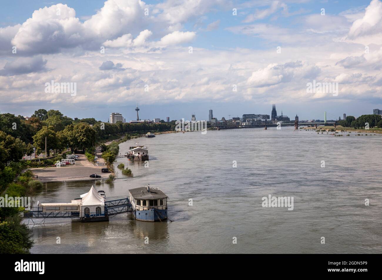 Vue du quartier de Rodenkirchen à la ville, Cologne, Allemagne. Blick vom Stadtteil Rodenkirchen zum Zentrum, Koeln, Allemagne. Banque D'Images