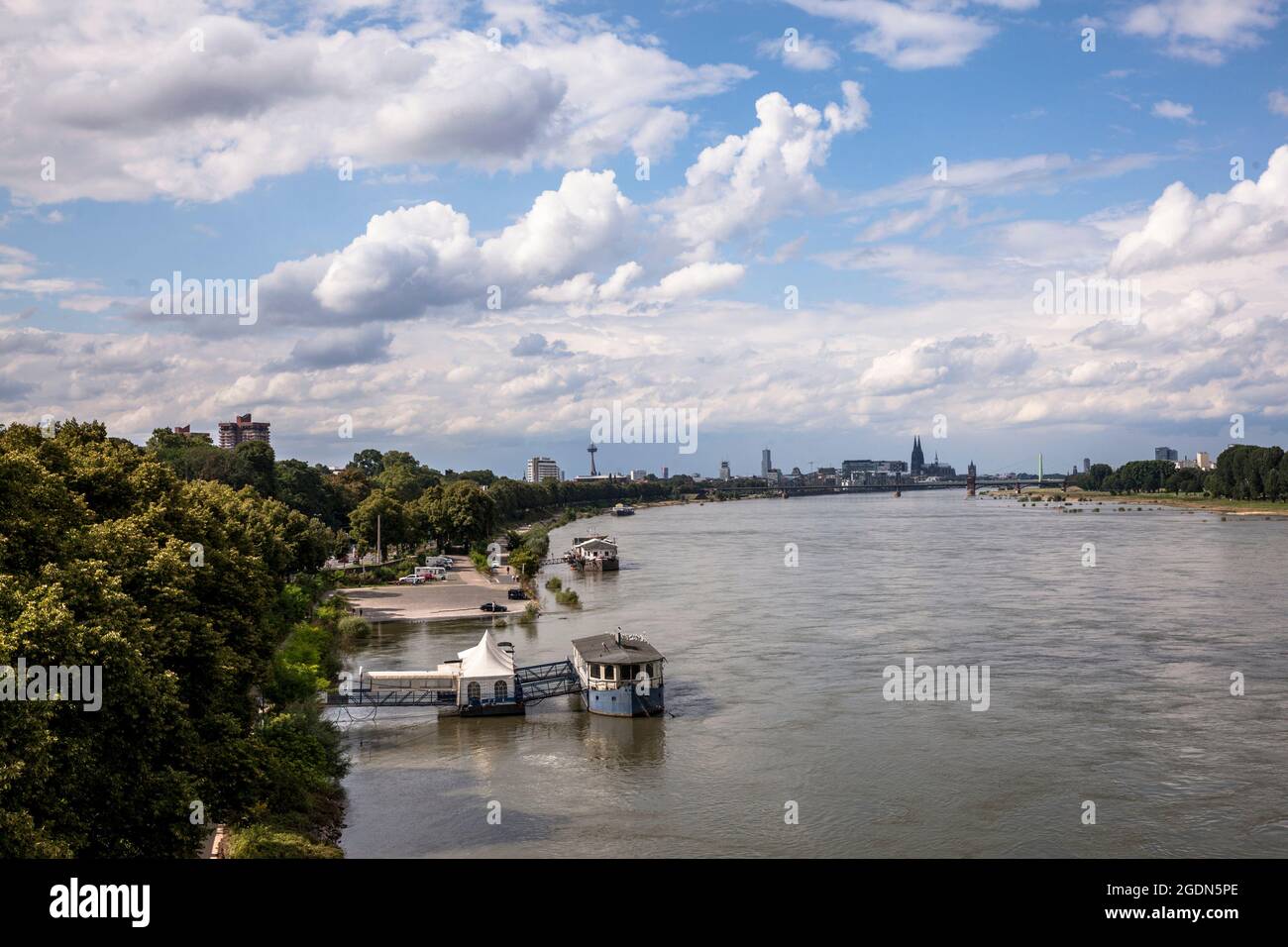Vue du quartier de Rodenkirchen à la ville, Cologne, Allemagne. Blick vom Stadtteil Rodenkirchen zum Zentrum, Koeln, Allemagne. Banque D'Images
