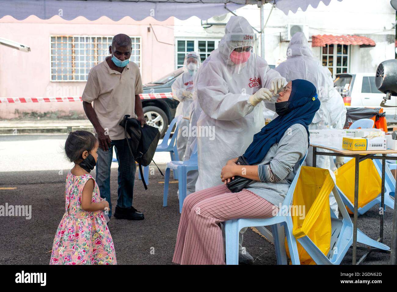 Kuala Lumpur, Malaisie. 14 août 2021. Un travailleur médical prélève un échantillon d'écouvillon d'une femme pour le test COVID-19 à Subang, Selangor, Malaisie, le 14 août 2021. La Malaisie a signalé 20,670 nouveaux cas de COVID-19, a déclaré le ministère de la Santé samedi, portant le total national à 1,384,353. Credit: Chong Voon Chung/Xinhua/Alay Live News Banque D'Images