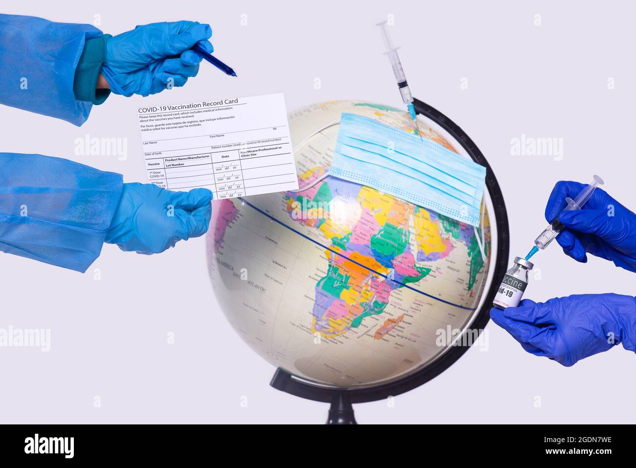 Photo en gros plan du monde et des mains des deux médecins en gants médicaux portant un certificat de vaccin et une dose de vaccin avec une seringue. Banque D'Images