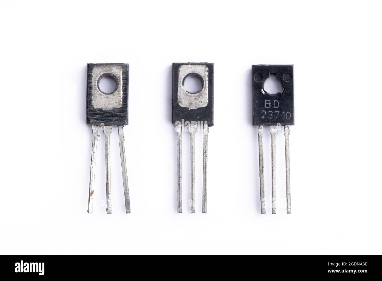 Composants radio, anciens transistors isolés sur fond blanc Banque D'Images