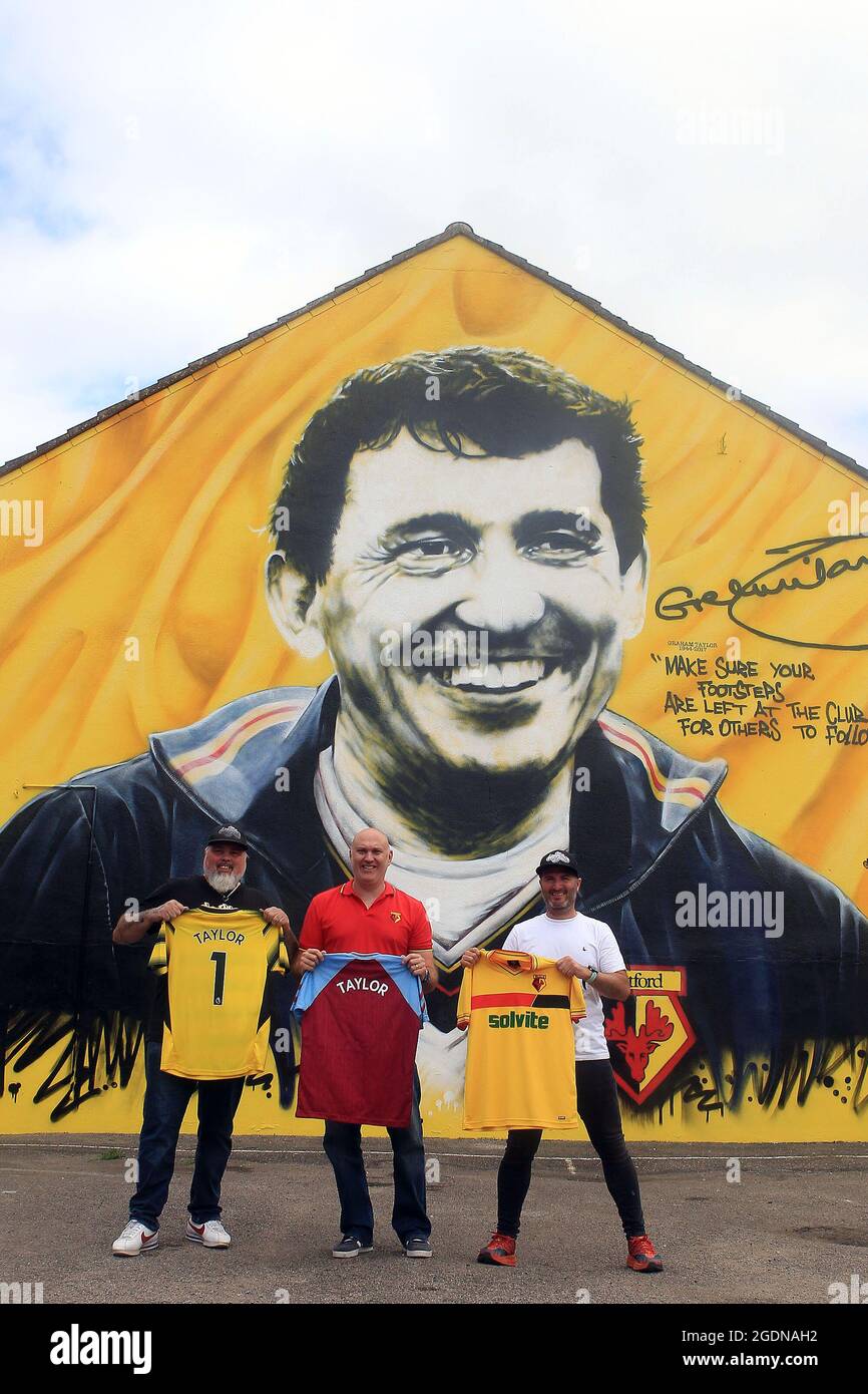 Watford, Royaume-Uni. 14 août 2021. Les fans d'Aston Villa et de Watford sont vus par une fresque de Sir Graham Taylor . Match de première ligue, Watford v Aston Villa au stade Vicarage Road à Watford le samedi 14 août 2021. Cette image ne peut être utilisée qu'à des fins éditoriales. Utilisation éditoriale uniquement, licence requise pour une utilisation commerciale. Aucune utilisation dans les Paris, les jeux ou les publications d'un seul club/ligue/joueur. photo par Steffan Bowen/Andrew Orchard sports photographie/Alay Live news crédit: Andrew Orchard sports photographie/Alay Live News Banque D'Images