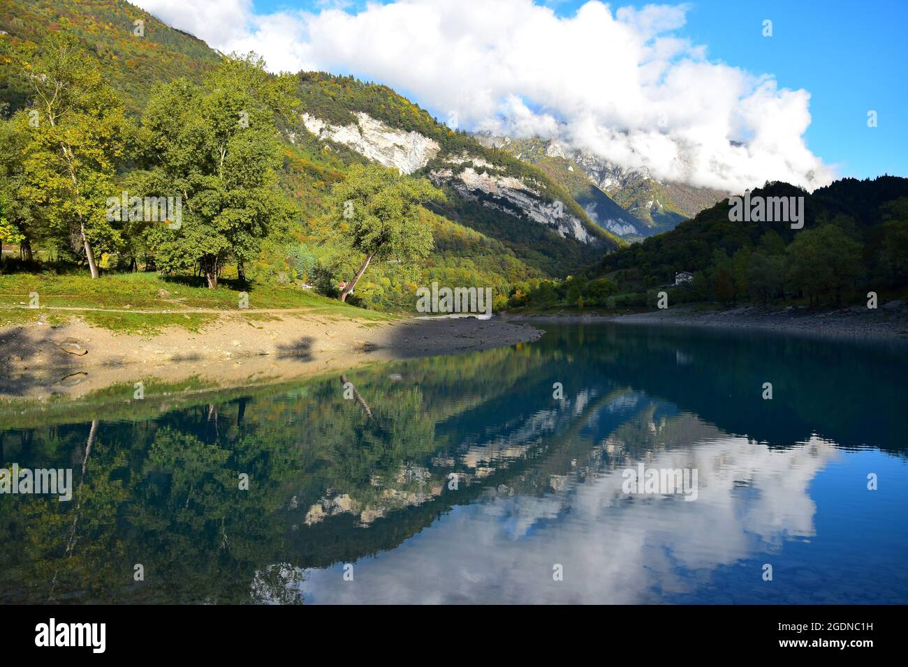 Magnifique lac Tenno et les montagnes environnantes à la lumière du matin. Trentin, Italie. Banque D'Images