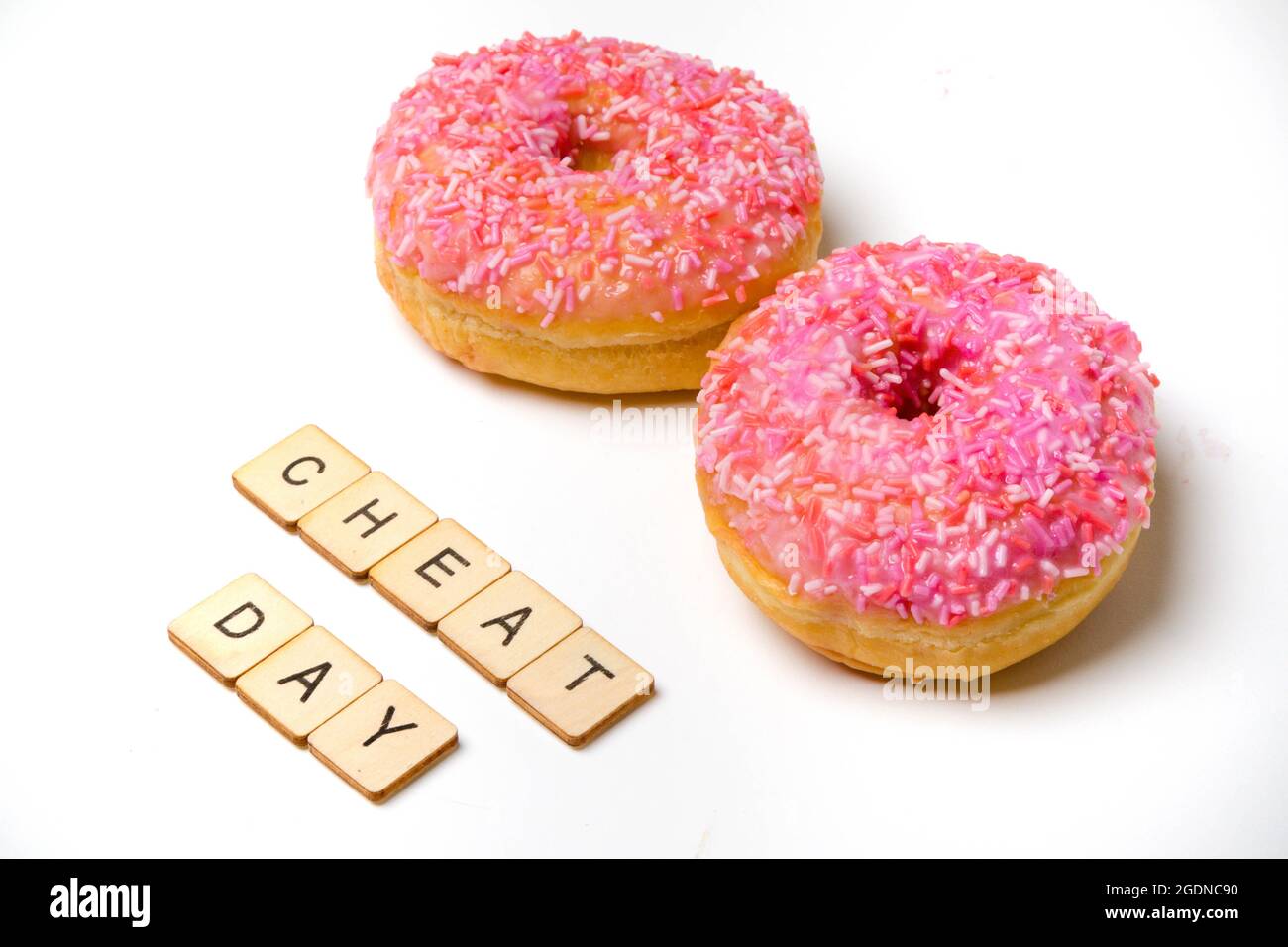 Deux Donuts à anneau glacé sur un fond blanc avec UN panneau de lecture Journée de chaleur Banque D'Images