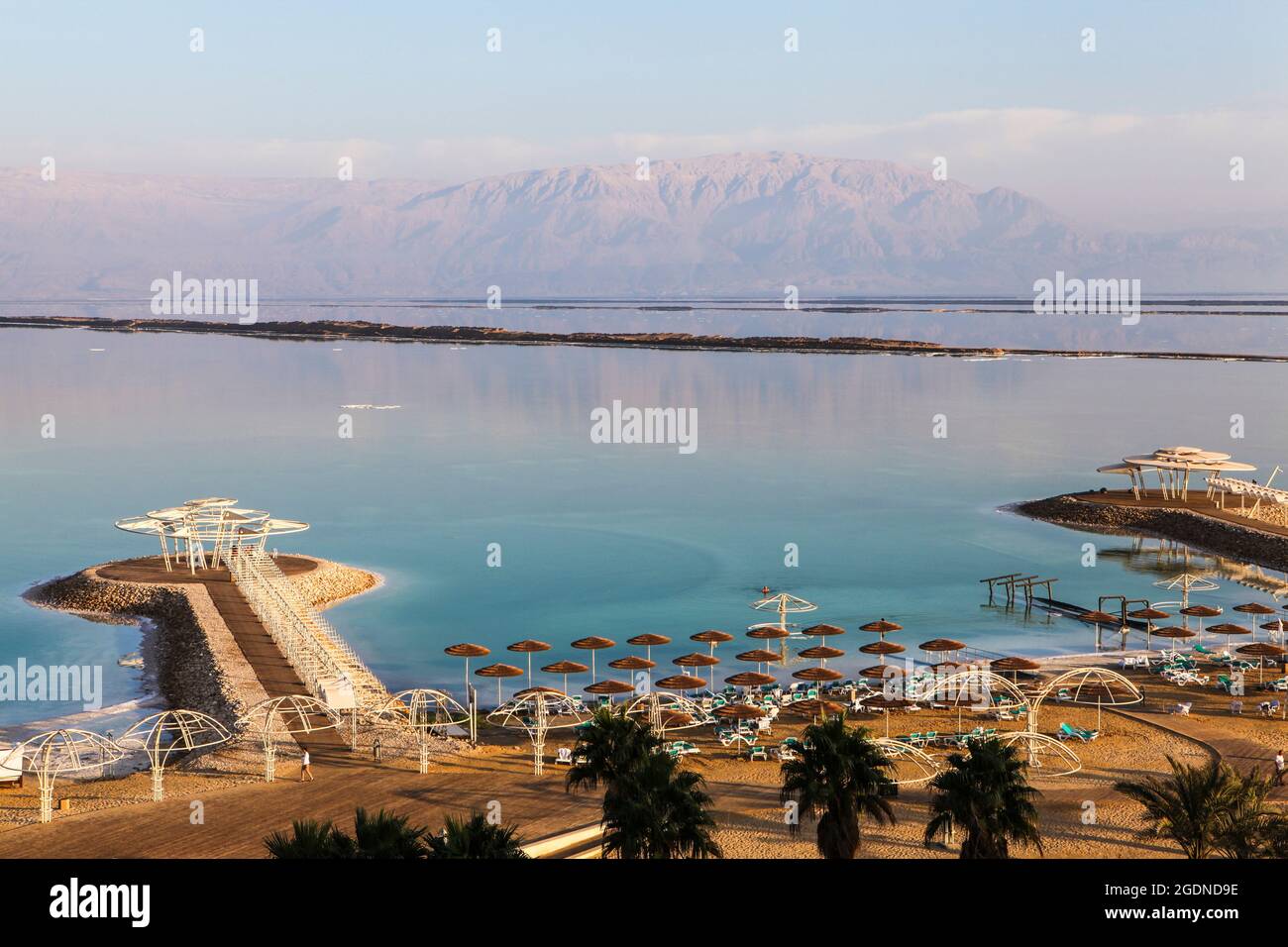 Une plage touristique sur la rive de la Mer Morte, Israël Banque D'Images