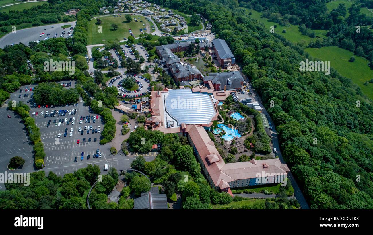 Alton Towers Aerial Drone View of Waterpark, Alton Towers Hotel and Splash Landings Hotel Banque D'Images