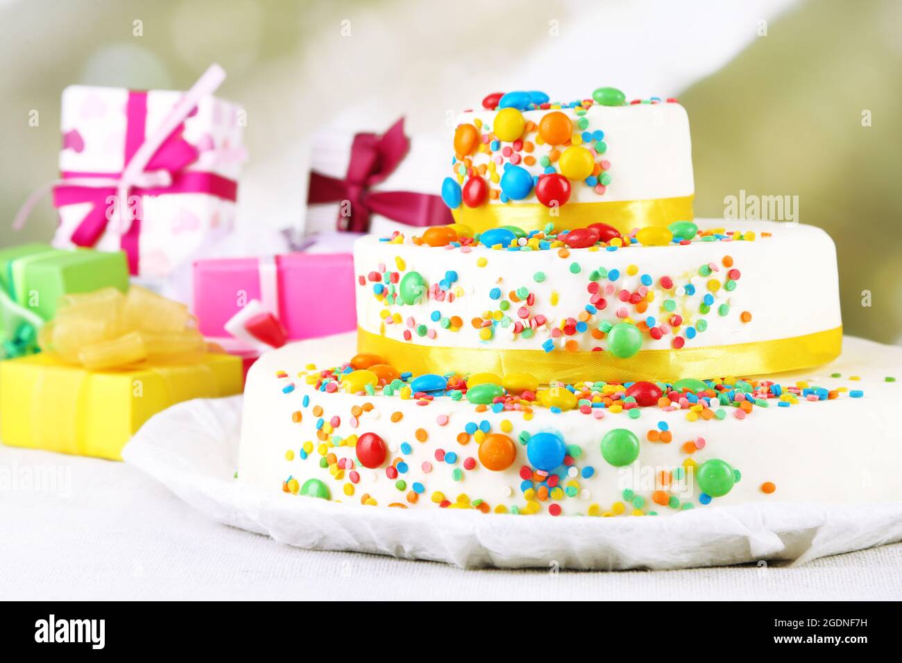 Beau Gateau D Anniversaire Et Cadeaux Savoureux Sur Un Fond De Couleur Photo Stock Alamy