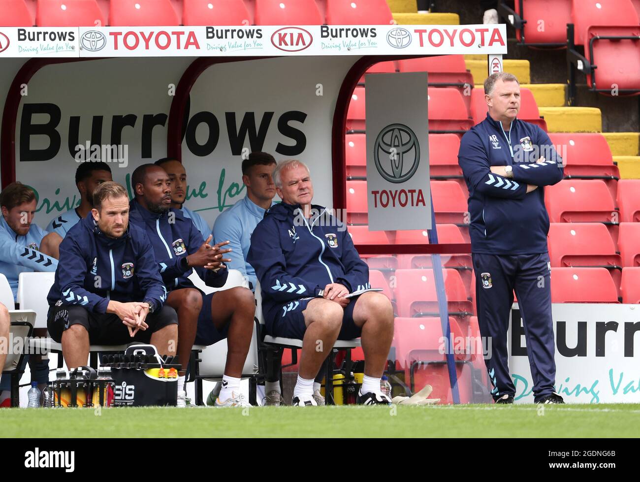 Mark Robins, directeur de Coventry City (à droite), regarde avec l' entraîneur de gardien de but Aled Williams (à gauche), l'entraîneur de  première équipe Dennis Lawrence et l'entraîneur adjoint Adi Viveash pendant  le