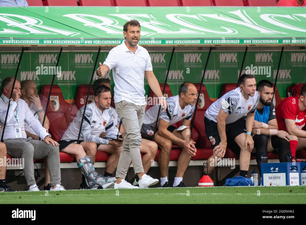 Augsbourg, Allemagne. 14 août 2021. Football: Bundesliga, FC Augsburg - TSG 1899 Hoffenheim, premier jour du match à la WWK Arena. Markus Weinzierl d'Augsbourg suit le match. Crédit : Matthias balk/dpa - REMARQUE IMPORTANTE : Conformément aux règlements de la DFL Deutsche Fußball Liga et/ou de la DFB Deutscher Fußball-Bund, il est interdit d'utiliser ou d'avoir utilisé des photos prises dans le stade et/ou du match sous forme de séquences et/ou de séries de photos de type vidéo./dpa/Alay Live News Banque D'Images