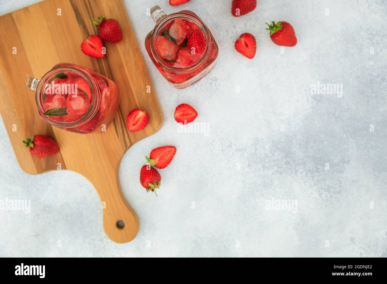 Boisson aux fraises avec baies et bois. Régime boisson et concept sain. Pose à plat Banque D'Images