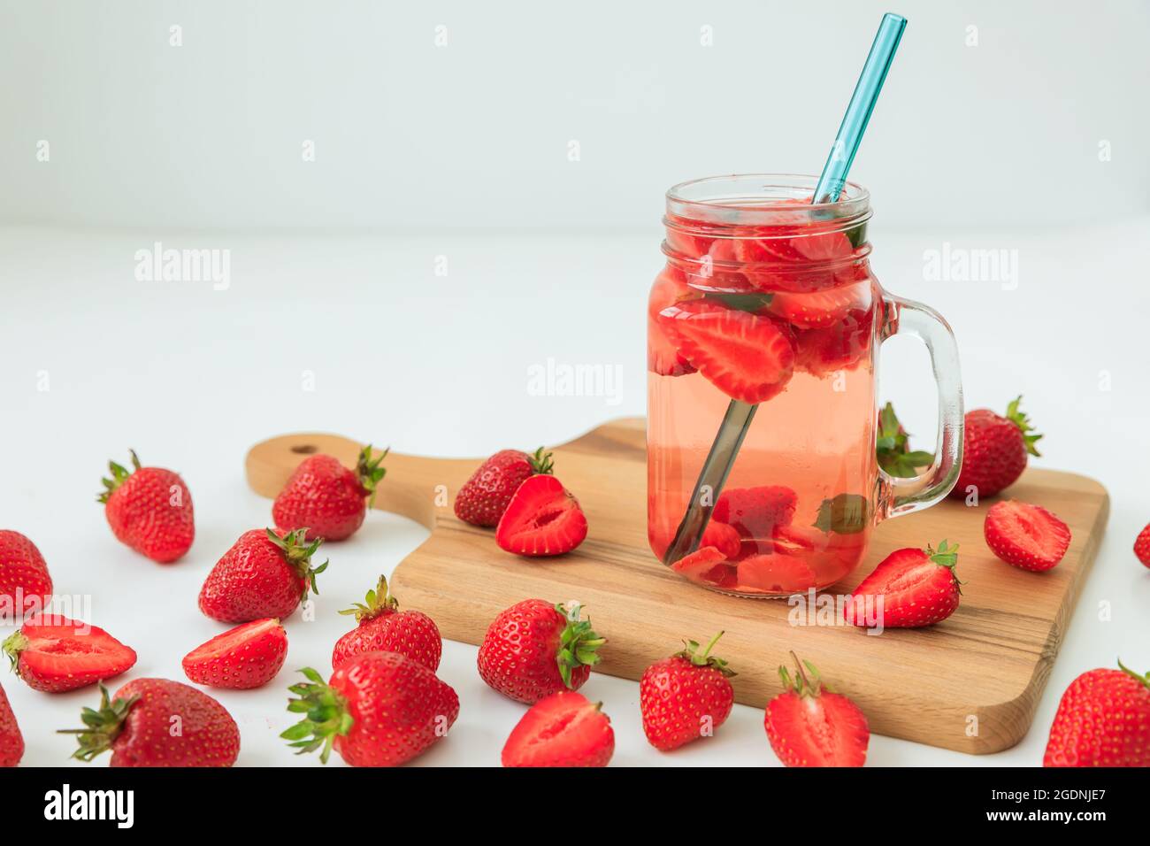 Boisson savoureuse aux fraises avec baies. Boisson rafraîchissante, régime alimentaire et concept sain Banque D'Images