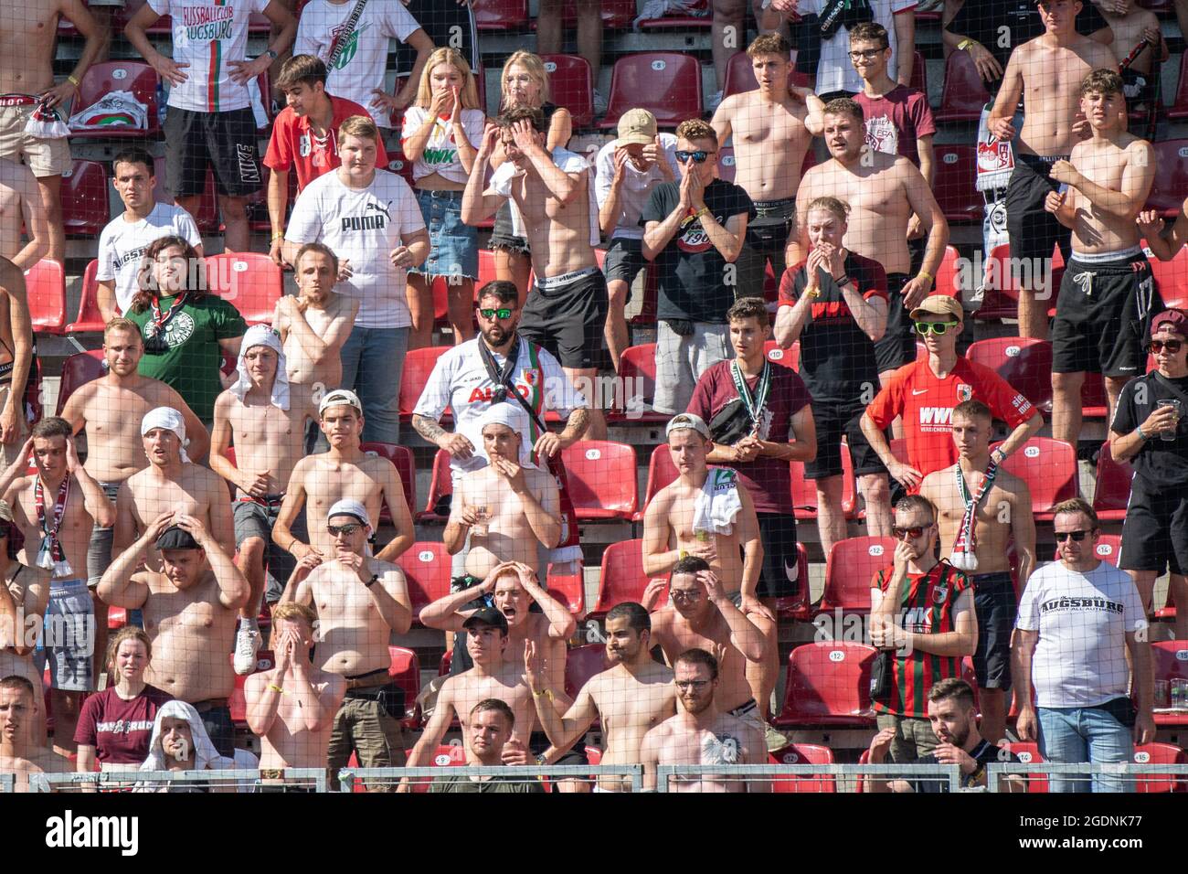 Augsbourg, Allemagne. 14 août 2021. Football: Bundesliga, FC Augsburg - TSG 1899 Hoffenheim, premier jour du match à la WWK Arena. Les fans d'Augsbourg réagissent après que Hoffenheim ait marqué 0:1. Crédit : Matthias balk/dpa - REMARQUE IMPORTANTE : Conformément aux règlements de la DFL Deutsche Fußball Liga et/ou de la DFB Deutscher Fußball-Bund, il est interdit d'utiliser ou d'avoir utilisé des photos prises dans le stade et/ou du match sous forme de séquences et/ou de séries de photos de type vidéo./dpa/Alay Live News Banque D'Images