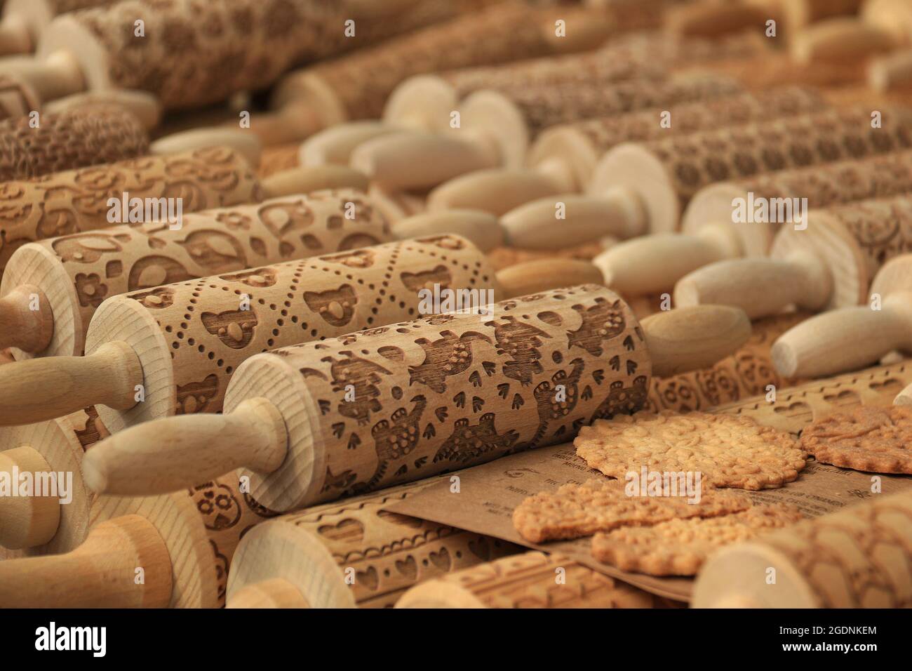 Un affichage de goupilles en bois avec différents modèles et des biscuits d'échantillon. Banque D'Images