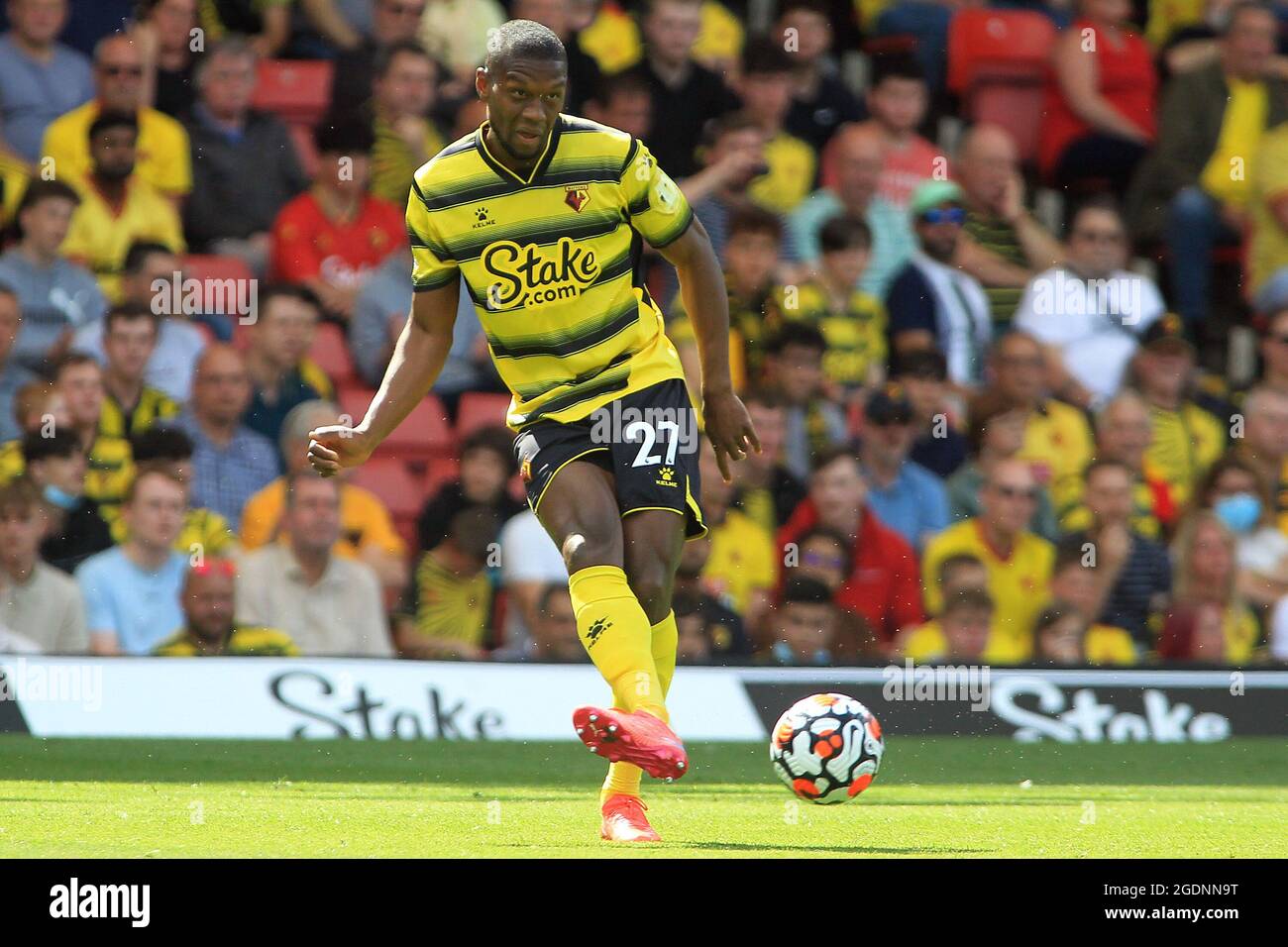 Watford, Royaume-Uni. 14 août 2021. Christian Kabasele de Watford en action pendant le jeu. Match de première ligue, Watford v Aston Villa au stade Vicarage Road à Watford le samedi 14 août 2021. Cette image ne peut être utilisée qu'à des fins éditoriales. Utilisation éditoriale uniquement, licence requise pour une utilisation commerciale. Aucune utilisation dans les Paris, les jeux ou les publications d'un seul club/ligue/joueur. photo par Steffan Bowen/Andrew Orchard sports photographie/Alay Live news crédit: Andrew Orchard sports photographie/Alay Live News Banque D'Images