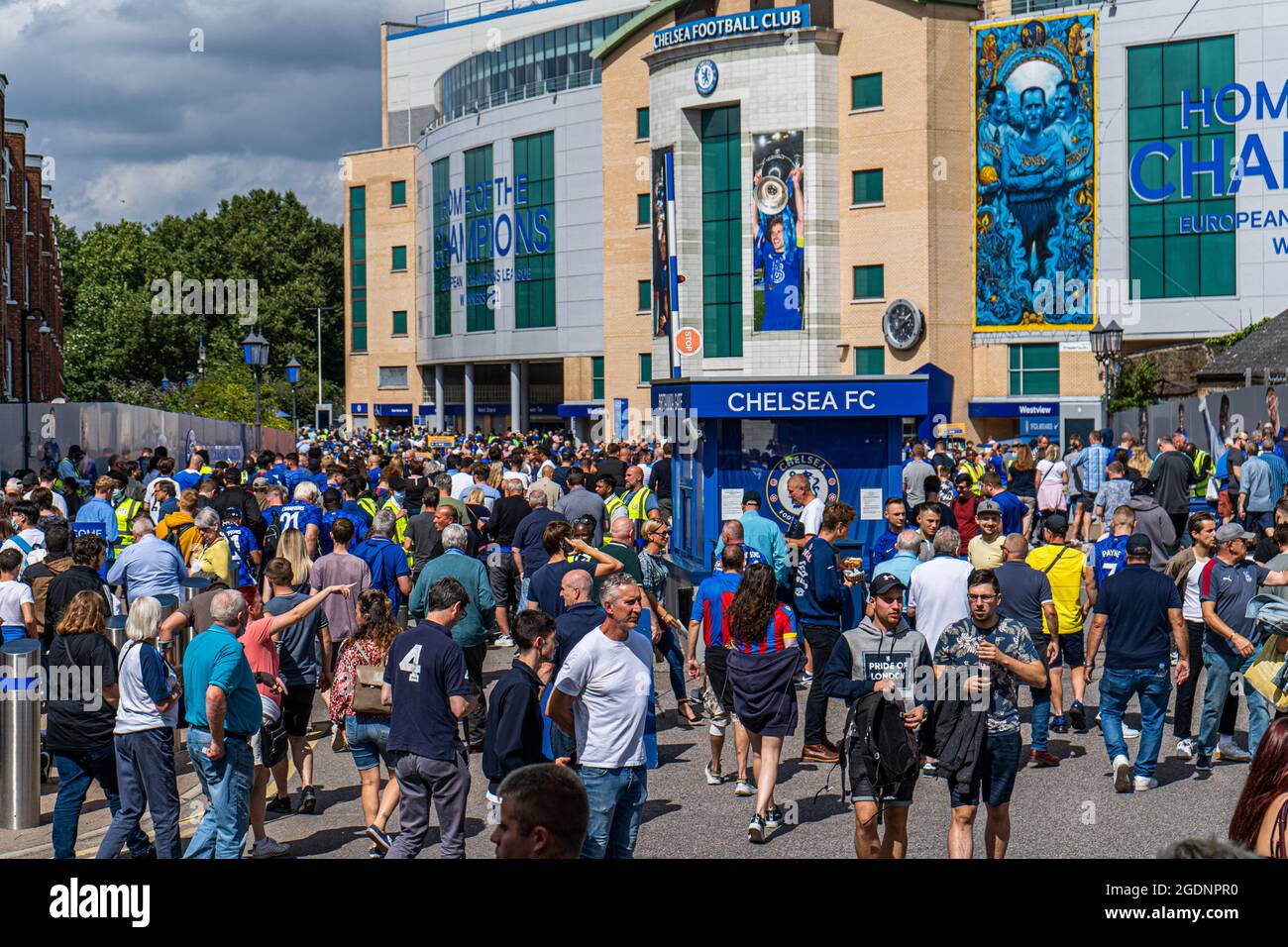 PONT STAMFORD 14 août 2021. Les fans de football reviennent le jour de l'ouverture de la Premier League anglaise au pont Stamford pour la première fois depuis que les restrictions de covid ont été assouplies, ce qui leur a permis de s'y retrouver à pleine capacité dans les stades. Credit amer ghazzal/Alamy Live News Banque D'Images