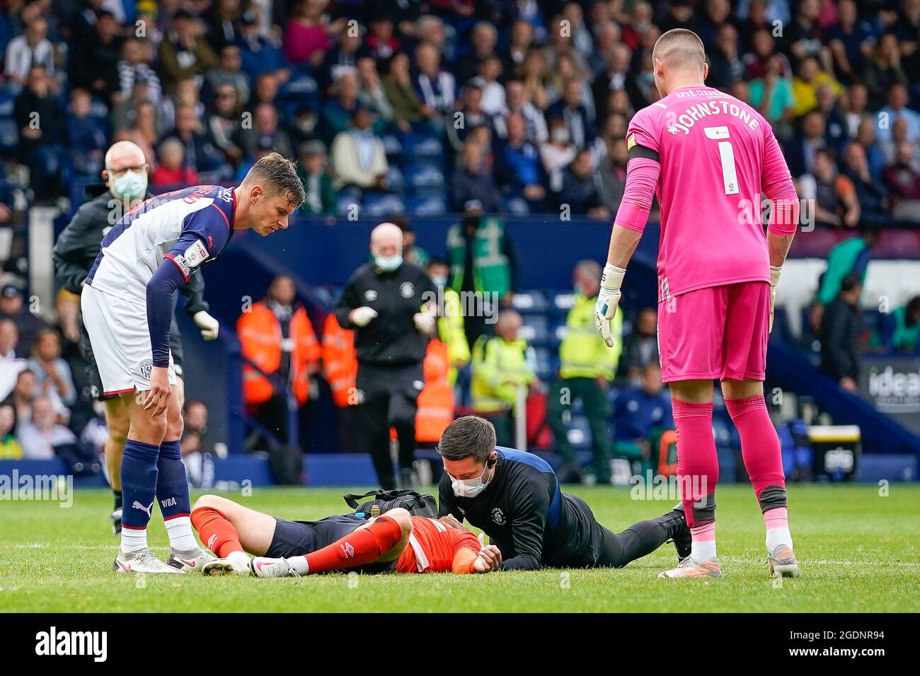 West Bromwich, Royaume-Uni. 25 juin 2021. Jordan Clark (18) de Luton Town est blessé sous le défi du gardien de but Sam Johnstone (1) de West Bromwich Albion lors du match de championnat Sky Bet entre West Bromwich Albion et Luton Town à Hawthorns, West Bromwich, Angleterre, le 14 août 2021. Photo de David Horn. Crédit : Prime Media Images/Alamy Live News Banque D'Images