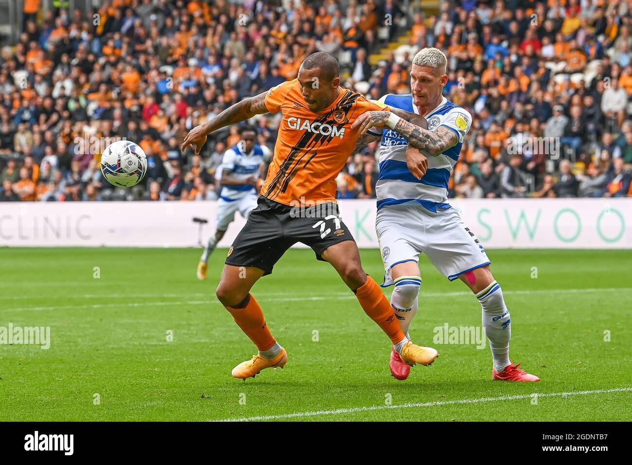 Josh Magennis #27 de Hull City retient Jordy de Wijs #5 de Queens Park Rangers in, le 8/14/2021. (Photo de Craig Thomas/News Images/Sipa USA) crédit: SIPA USA/Alay Live News Banque D'Images