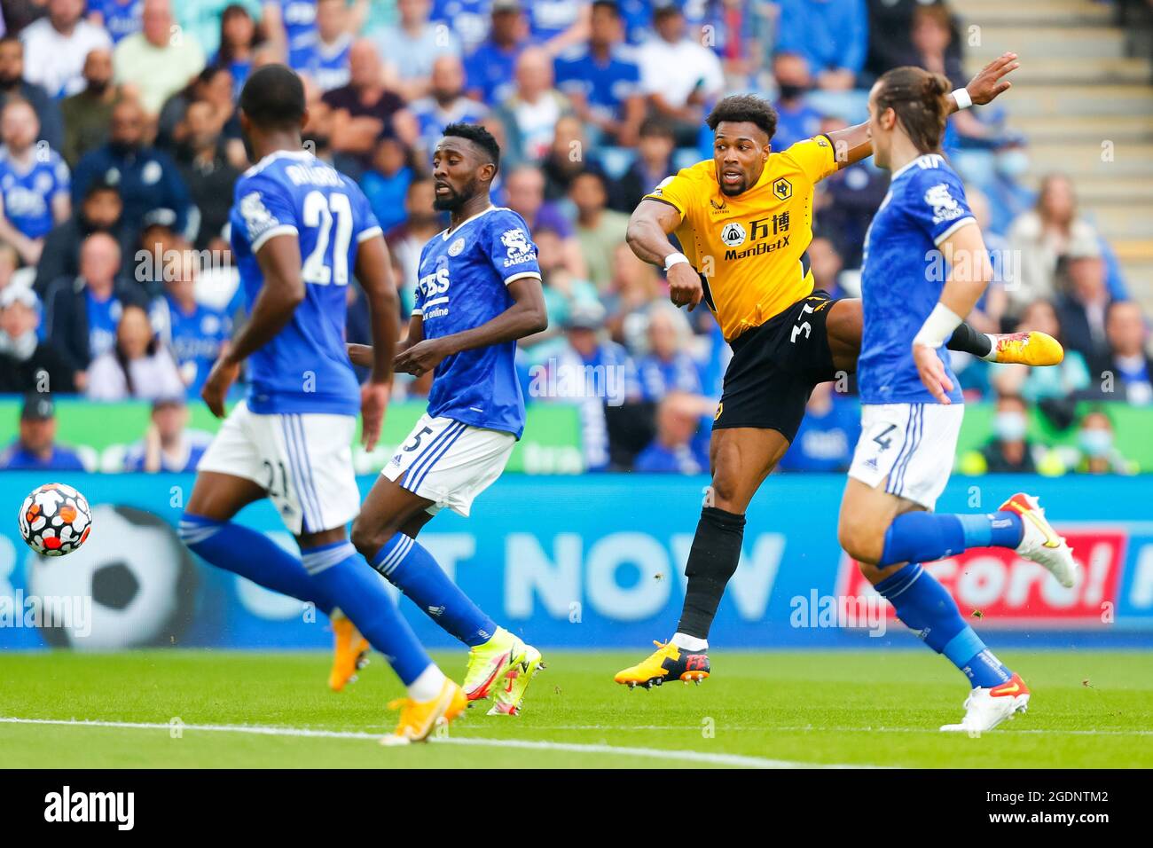 King Power Stadium, Leicester, Royaume-Uni. 14 août 2021. Premier League football, Leicester City contre Wolverhampton Wanderers ; Adama Traore de Wolverhampton Wanderers tire à Goal Credit: Action plus Sports/Alay Live News Banque D'Images