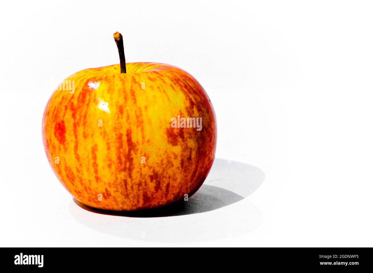 Une pomme rouge et jaune sur fond blanc Banque D'Images