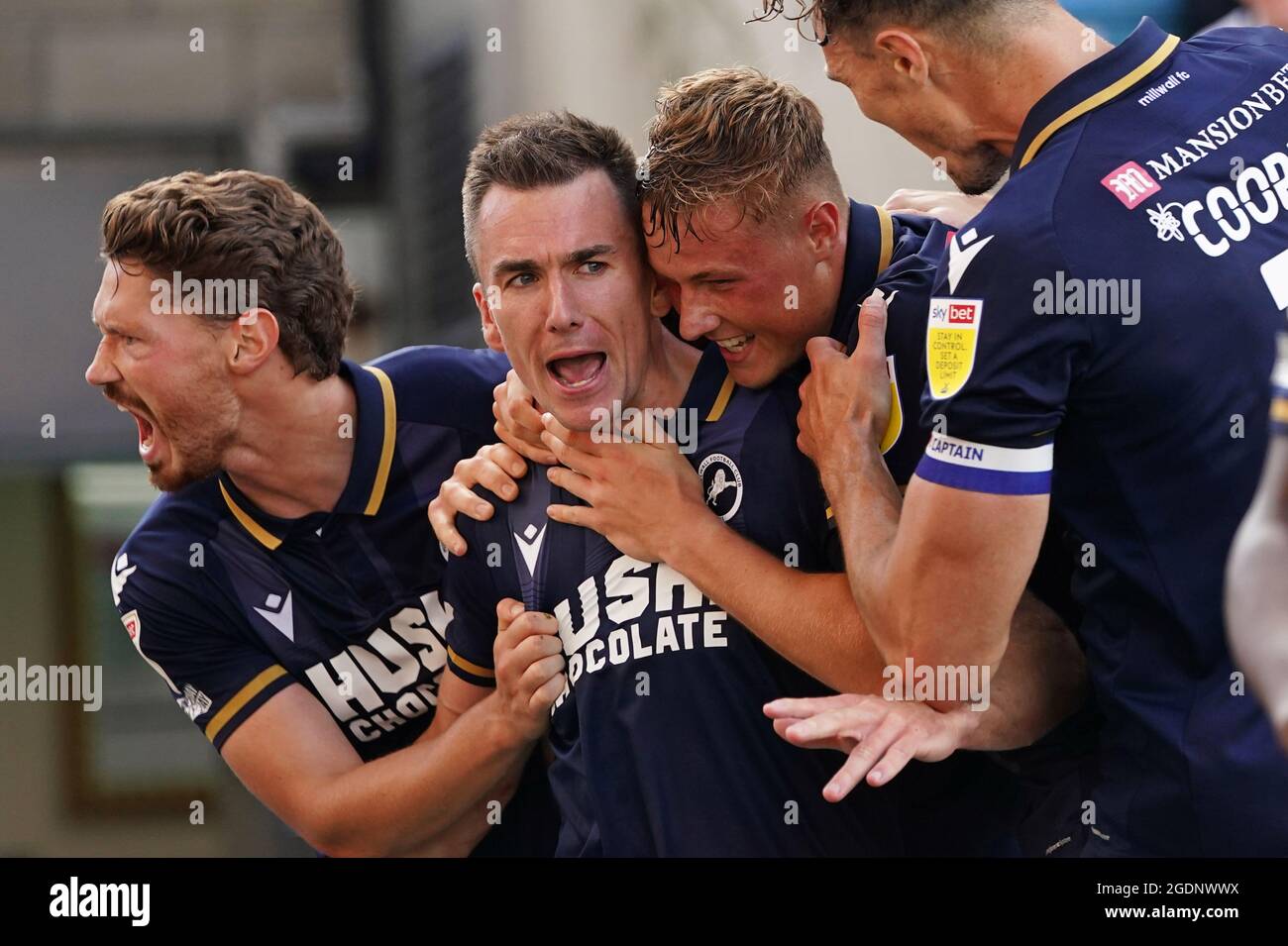 Les joueurs de Millwall célèbrent leur premier but lors du match du championnat Sky Bet à la Den, Londres. Date de la photo: Samedi 14 août 2021. Banque D'Images