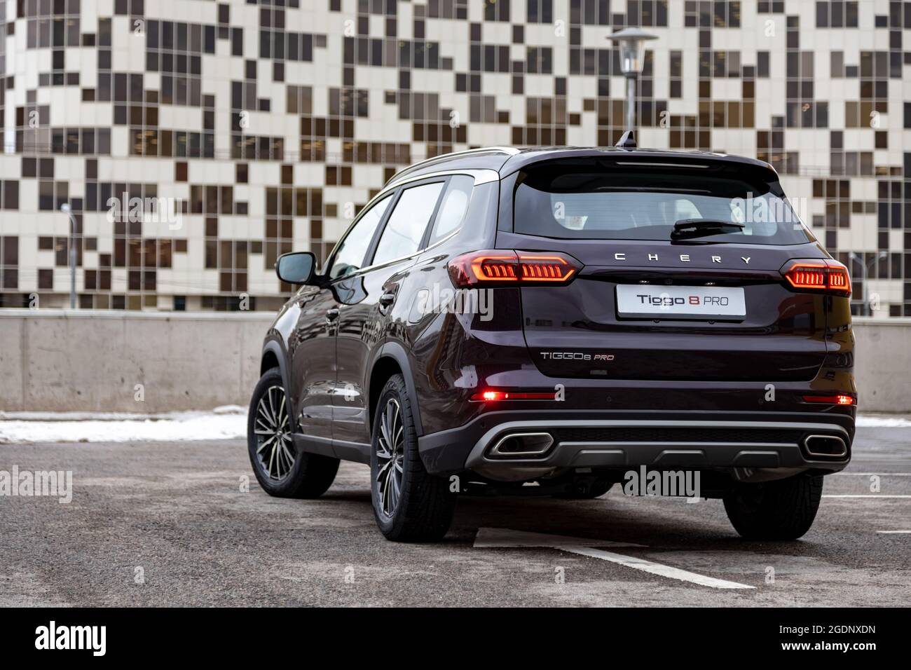 moscou, russie - 18 mars 2020 : vue arrière du nouveau vus chineese vedette chery tiggo 8 pro dans le parking de la ville. Voiture famille pourpre. Grande voiture de chine. ba Banque D'Images