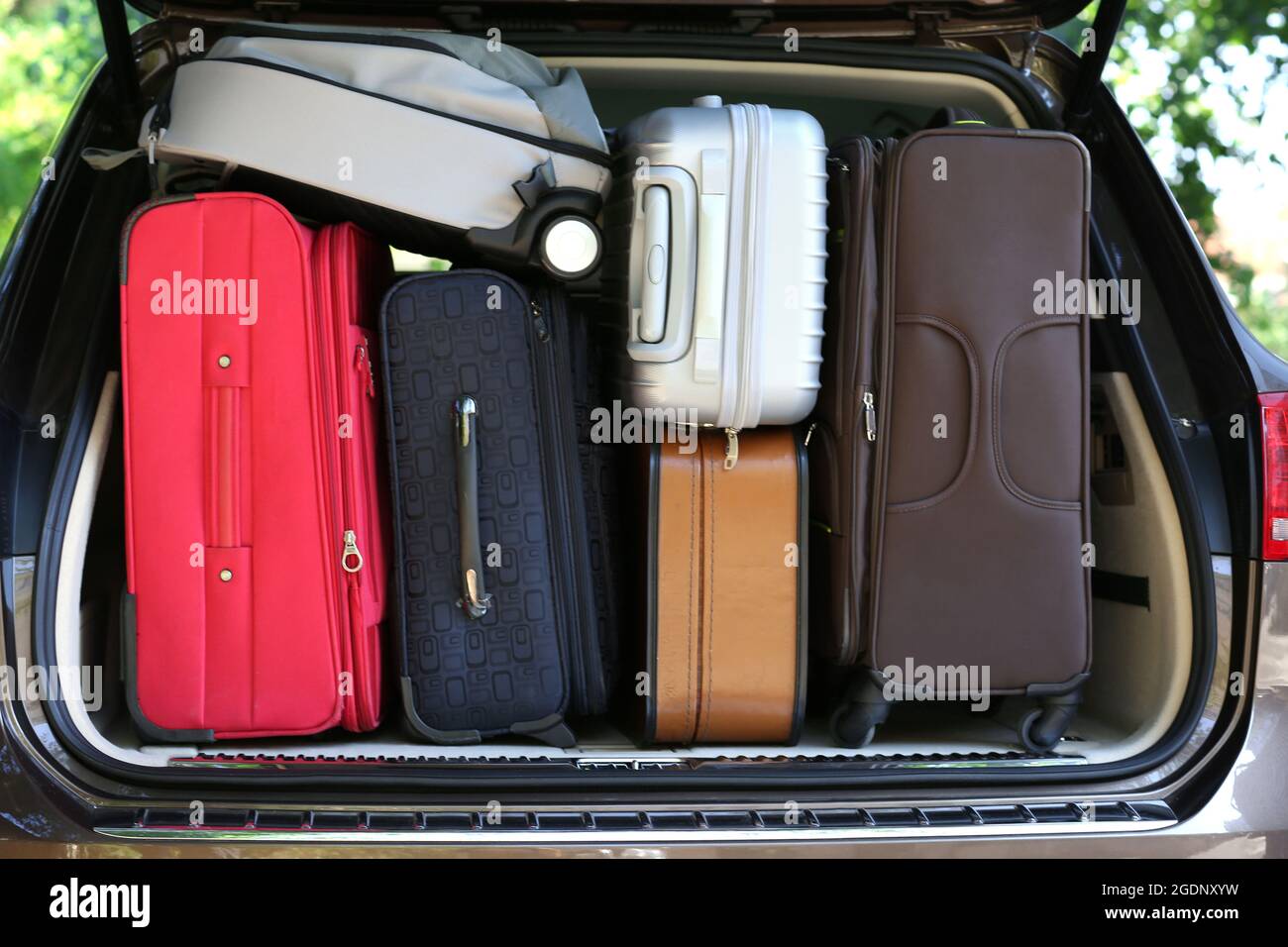 La Fille Sur Le Coffre A Bagages Les valises et sacs dans coffre de voiture prête à partir pour les vacances  Photo Stock - Alamy