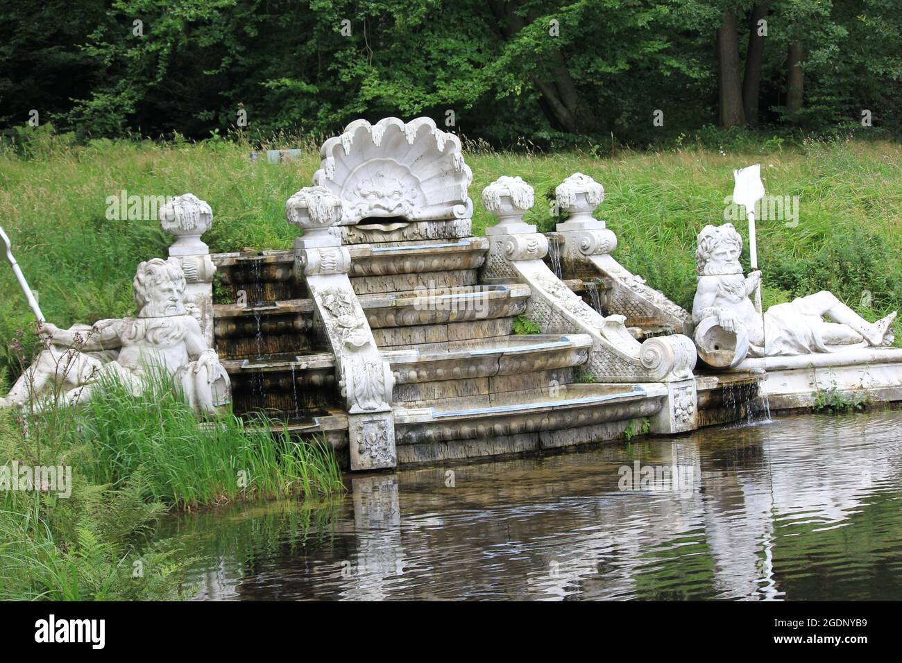 Cascade avec des dieux de ruisseau Banque D'Images