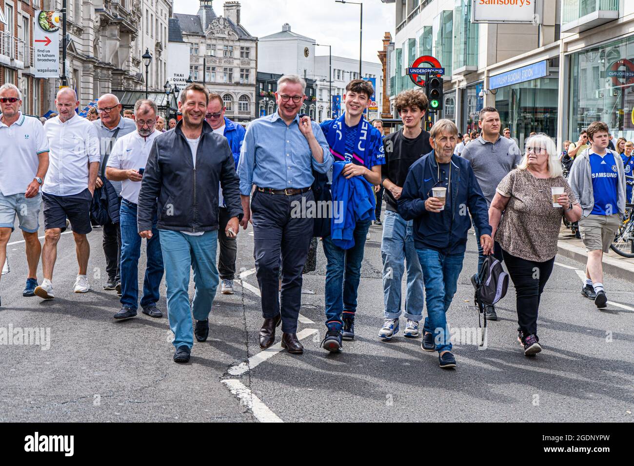 Londres, Royaume-Uni.14 août 2021. Michael Gove (Centre), chancelier du duché de Lancaster et ministre du Cabinet Office marche avec Ed Vaizey (à gauche) le baron Vaizey de Didcot à Stamford Bridge le jour de l'ouverture de la première Ligue anglaise pour assister au match Chelsea contre Crystal Palace. Les fans de football sont autorisés à assister pour la première fois à pleine capacité depuis que les restrictions de verrouillage ont été assouplies. Credit amer ghazzal/Alamy Live News Banque D'Images