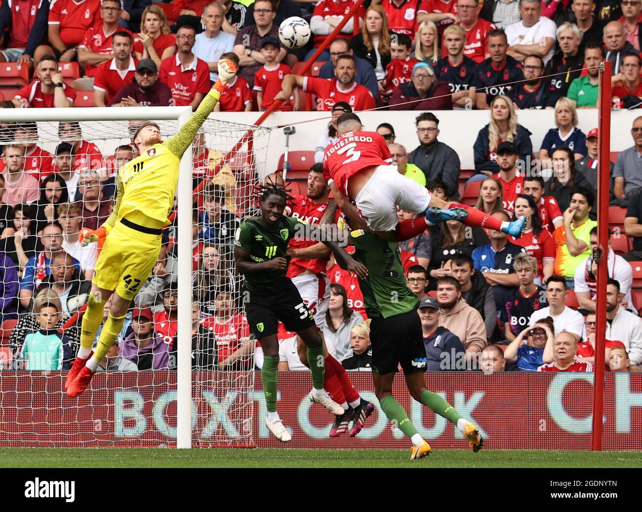 Mark travers, gardien de but de Bournemouth, joue au ballon lors du match du championnat Sky Bet au City Ground, à Nottingham. Date de la photo: Samedi 14 août 2021. Banque D'Images