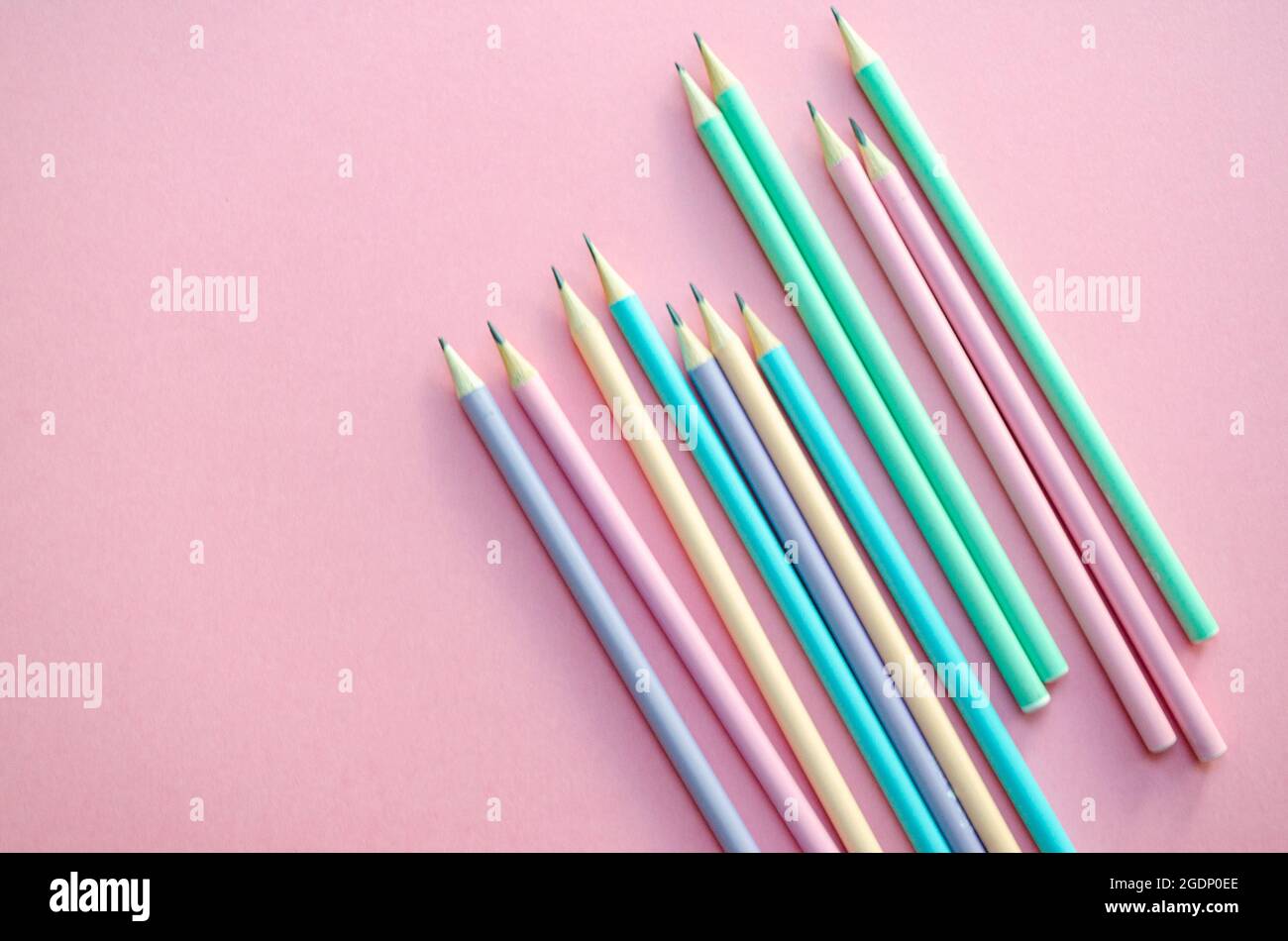 crayons colorés et fond rose. Banque D'Images