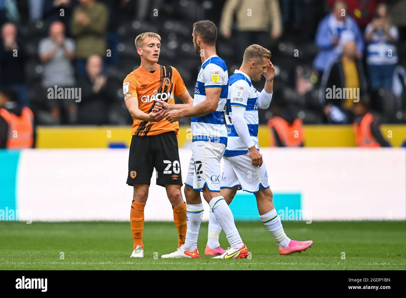 Matt Smith #20 de Hull City et Osman Kakay #2 de Queens Park Rangers secouer les mains à la fin de la partie en, le 8/14/2021. (Photo de Craig Thomas/News Images/Sipa USA) crédit: SIPA USA/Alay Live News Banque D'Images