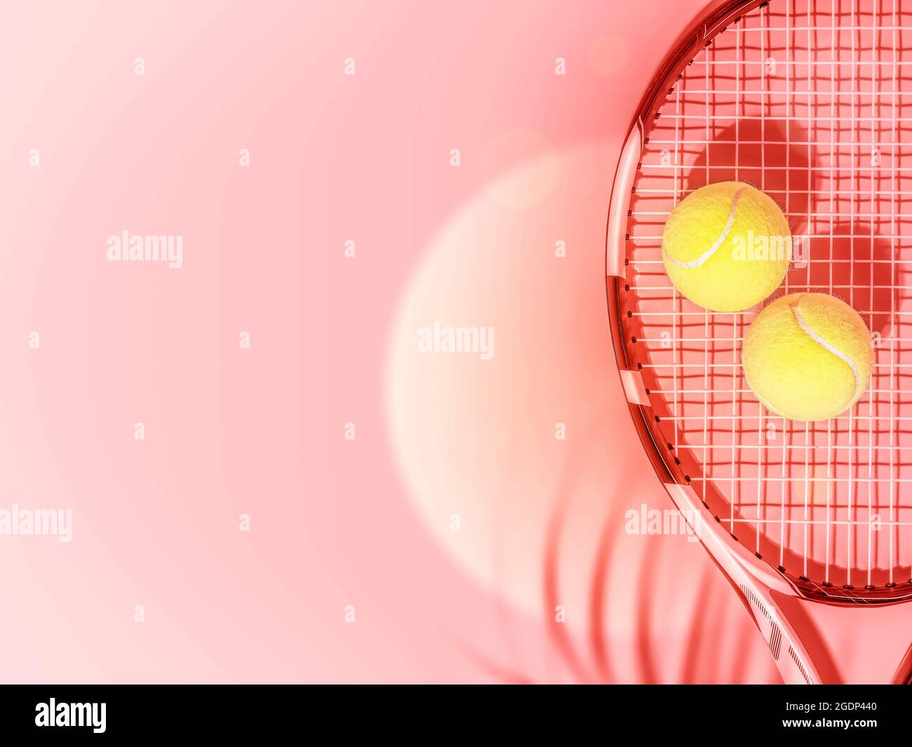 Tennis. Composition sportive de printemps avec balle de tennis jaune et raquette sur fond vert d'un court de tennis avec espace de copie. Le sport et un mode de vie sain Banque D'Images